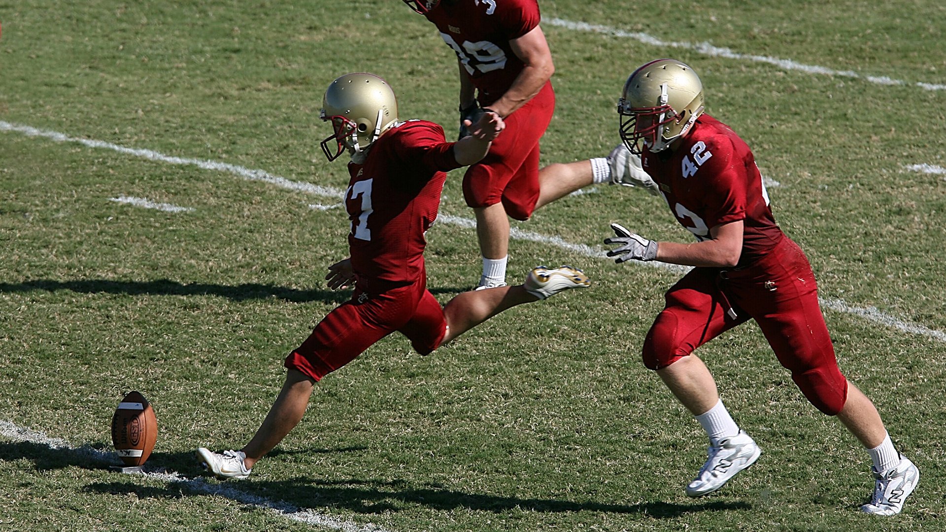 “全民足球运动推广持续升温,青少年踢球热潮涌动”,青少年足球运动蔚然成风