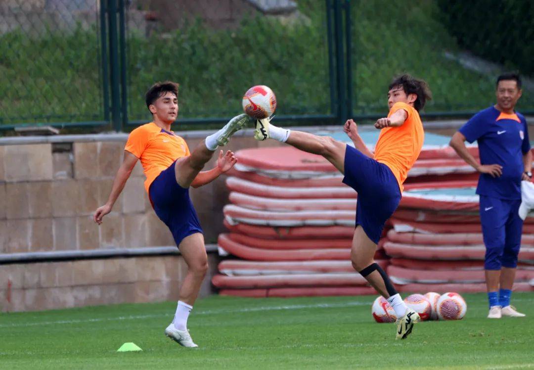 B体育APP:山东泰山队“阵容稳定”,球迷:期待他们能在新赛季继续保持竞争力!的简单介绍 B体育APP:山东泰山队“阵容稳定”,球迷:期待他们能在新赛季继续保持竞争力!的简单介绍