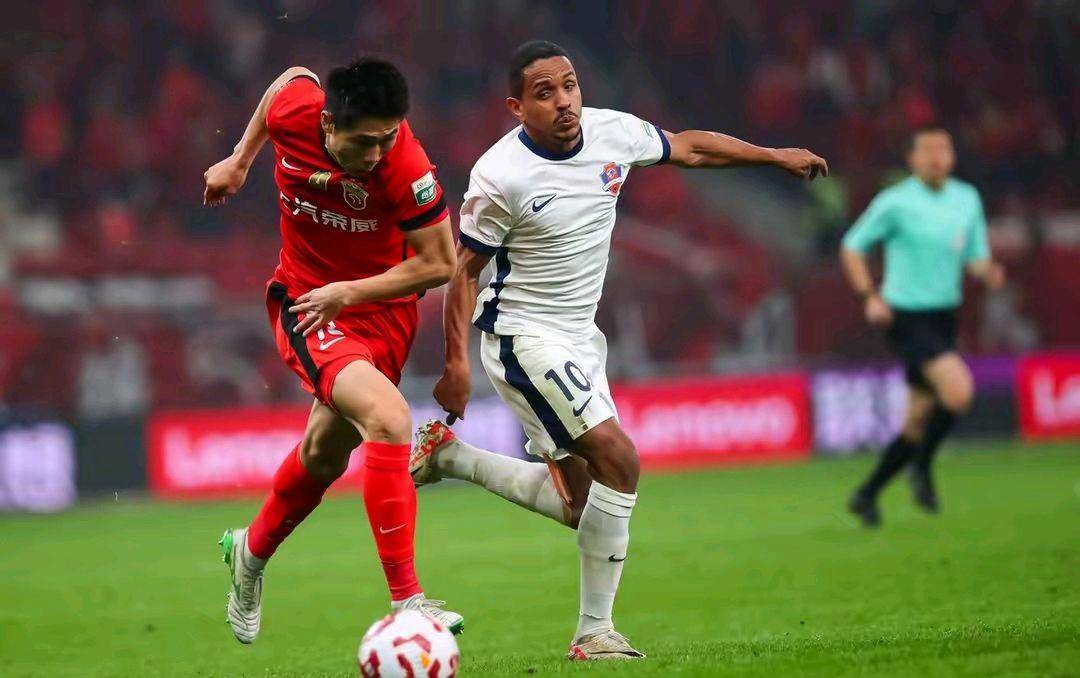 B体育APP:中甲惊现“卧底”！球员乌龙助攻，球迷怒斥“假球”！的简单介绍